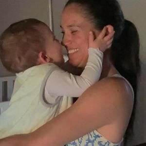 Meghan Markle, duchesse de Sussex, avec l'un de ses enfants. Photo : Backgrid UK/ Bestimage