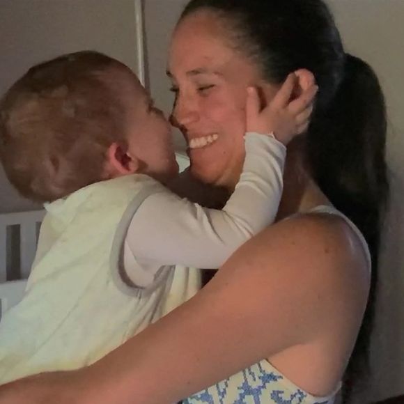 Meghan Markle, duchesse de Sussex, avec l'un de ses enfants. Photo : Backgrid UK/ Bestimage