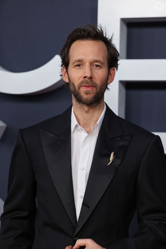 Benjamin Lavernhe arborant une broche de la Maison Chaumet au photocall de la 51ème cérémonie des César à l'Olympia à Paris, France, le 26 février 2025 © Borde-Jacovides/Bestimage
