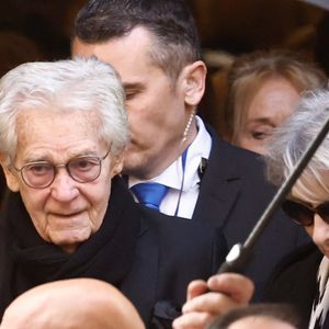 Bernard d'Ormale (mari de Brigitte Bardot) - Sorties des obsèques de Brigitte Bardot en l'église Paroissiale Notre-Dame-de-l'Assomption de Saint-Tropez, France, le 7 janvier 2026.  Brigitte Bardot, figure emblématique du cinéma français et icône internationale, est décédée le 28 décembre 2025 à l'âge de 91 ans dans sa mythique propriété de La Madrague, à Saint-Tropez (France). Révélée au monde entier par son rôle dans "Et Dieu... créa la femme", elle avait contribué à faire de Saint-Tropez un lieu mondialement connu. L'actrice sera inhumée le 7 janvier 2026 au cimetière marin de Saint-Tropez, aux côtés de son père Louis Bardot (1896-1975) et de sa mère Anne-Marie Mucel (1912-1978). Une cérémonie religieuse se tiendra auparavant dans l'église de Saint-Tropez, où proches, personnalités et anonymes pourront lui rendre un dernier hommage. © Jacovides-Moreau/Bestimage