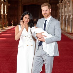 Le prince Harry et Meghan Markle, duc et duchesse de Sussex,  présentent leur fils Archie Harrison Mountbatten-Windsor  dans le hall St George au château de Windsor le 8 mai 2019.
Crédit : AGENCE / BESTIMAGE