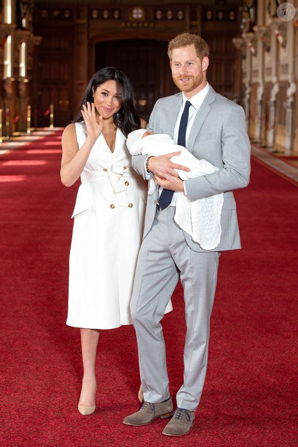 Le prince Harry et Meghan Markle, duc et duchesse de Sussex,  présentent leur fils Archie Harrison Mountbatten-Windsor  dans le hall St George au château de Windsor le 8 mai 2019.
Crédit : AGENCE / BESTIMAGE