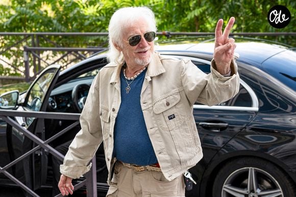 Le chanteur Hugues Aufray arrive à l'enregistrement de l'émission "Vivement dimanche" à Paris, France, le 9 septembre 2025, et diffusée le 12 octobre 2025 sur France 3. © Jonathan Jacob/Bestimage