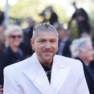 Mosimann a annoncé qu'il ne se produirait finalement pas au Delta Festival, où 30 000 spectateurs étaient attendus
.
Mosimann à la montée des marches du film "Karma" lors du 79ème Festival International du Film de Cannes.

© Jacovides-Moreau / Bestimage