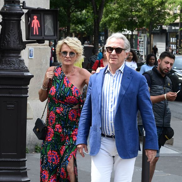 Sophie Davant et son compagnon William Leymergie - Mariage de Claude Lelouch à la mairie du 18ème à Paris. Le 17 juin 2023 Agence / Bestimage