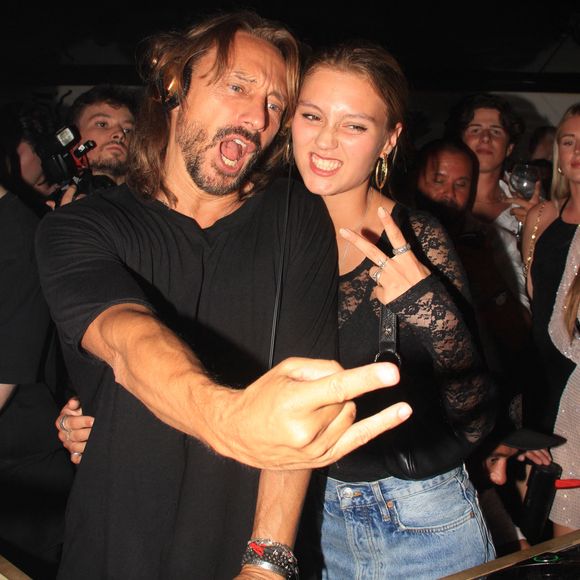 Bob Sinclar a publié une vidéo sur Instagram avec sa fille Paloma

Bob Sinclar et sa fille Paloma Le Friant - Bob Sinclar mixe aux platines devant ses enfants lors d'une soirée au VIP Room à Saint-Tropez. © Philippe Baldini/Bestimage