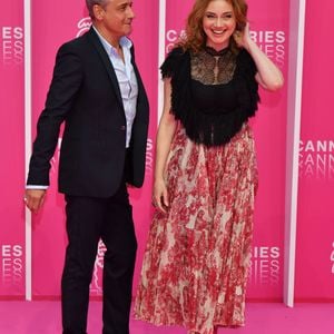 car un épisode spécial de 90 minutes est en préparation.

Jean-Michel Tinivelli et Marine Delterme de la série Alice Nevers au photocall du deuxième jour de la 2ème édition du "Canneseries" au palais des Festivals à Cannes, France, le 6 avril 2019. © Bruno Bébert/Bestimage