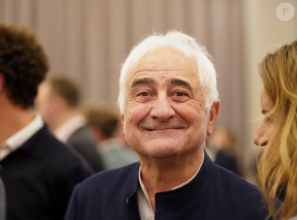 Il apprécie d'autant plus ce cadre de travail idyllique qu'il réside à seulement une cinquantaine de mètres de là.

Exclusif - Guy Savoy lors de la soirée de remise des prix Gault&Millau à la Maison de la Mutualité à Paris le 17 novembre 2025.

© Anne-Sophie Guebey / Bestimage