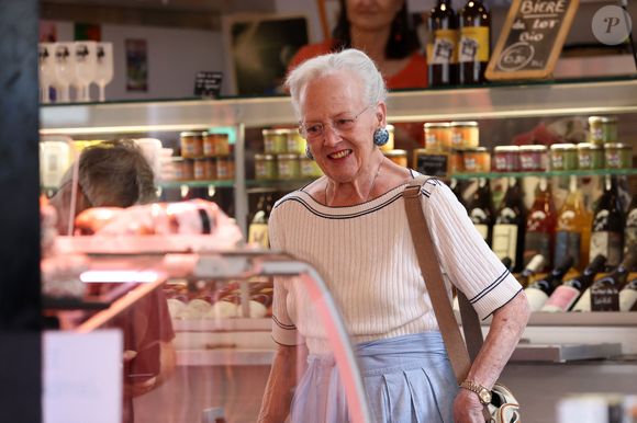 La reine Margrethe II de Danemark se rend comme tous les ans au marché de Cahors le 17 août 2024.
© Jean-Marc Lhomer / Bestimage