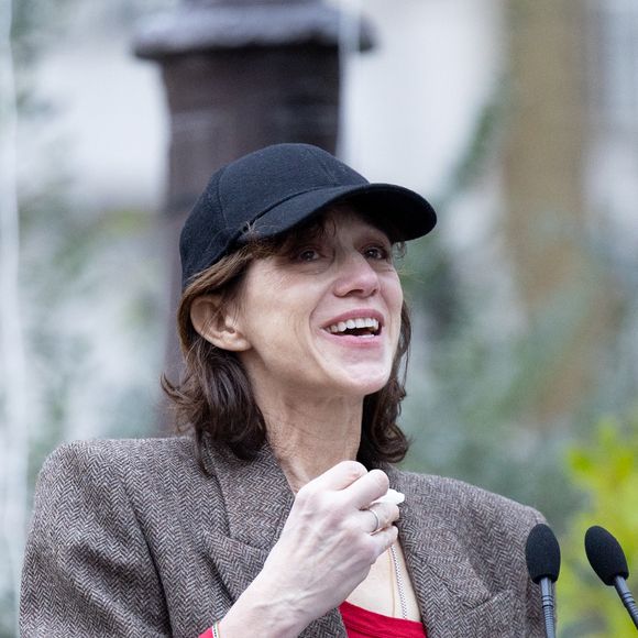 Charlotte Gainsbourg - Inauguration de la passerelle Jane Birkin devant les 41-43 quai de Valmy à Paris le 13 décembre 2025.
© Cyril Moreau / Bestimage