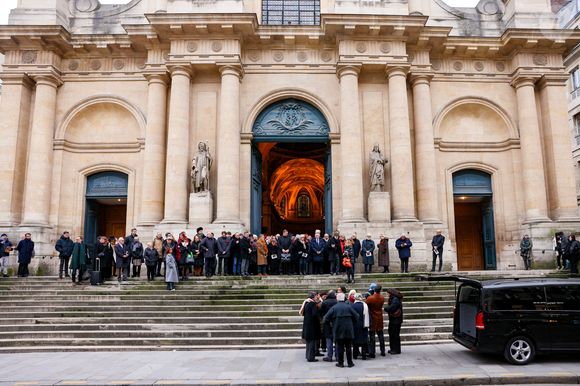 Paris Match rapporte qu'il y a eu quelques couacs pendant la cérémonie

Sortie des obsèques de Catherine Laborde en l’église Saint-Roch à Paris, le 6 février 2025. Décédée le 28 janvier 2025 à l'âge de 73 ans, l'ancienne présentatrice météo de TF1 (1988 - 2017) était atteinte de la maladie neurodégénérative à corps de Lewy. 
© Jacovides - Moreau / Bestimage