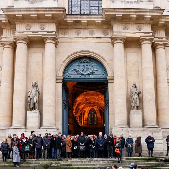 Paris Match rapporte qu'il y a eu quelques couacs pendant la cérémonie

Sortie des obsèques de Catherine Laborde en l’église Saint-Roch à Paris, le 6 février 2025. Décédée le 28 janvier 2025 à l'âge de 73 ans, l'ancienne présentatrice météo de TF1 (1988 - 2017) était atteinte de la maladie neurodégénérative à corps de Lewy. 
© Jacovides - Moreau / Bestimage