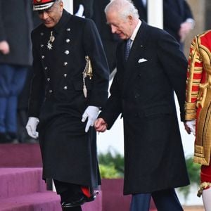 Le roi Charles lors de la cérémonie d'accueil à Horse Guards le premier jour de la visite d'État de deux jours en Grande-Bretagne de l'émir du Qatar et de son épouse, le 3 décembre 2024, à Londres, Royaume-Uni.