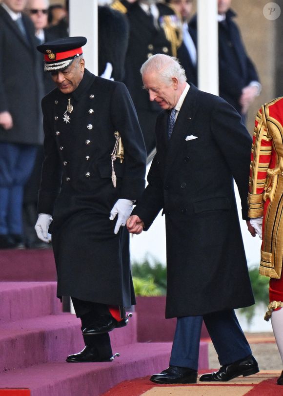 Le roi Charles lors de la cérémonie d'accueil à Horse Guards le premier jour de la visite d'État de deux jours en Grande-Bretagne de l'émir du Qatar et de son épouse, le 3 décembre 2024, à Londres, Royaume-Uni.