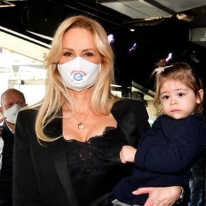 Exclusif - Adriana Karembeu Ohanian et sa fille Nina - Adriana Karembeu Ohanian, à l'occasion  de l'année internationale de l'infirmière et de la sage-femme, a fait un don de 2000 masques de protection "Year of Nurse by Adriana" aux infirmières de la Principauté de Monaco et des communes limitrophes, à la Brasserie de Monaco, le 3 décembre 2020. © Bruno Bebert / Bestimge