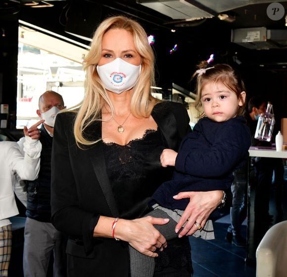 Exclusif - Adriana Karembeu Ohanian et sa fille Nina - Adriana Karembeu Ohanian, à l'occasion  de l'année internationale de l'infirmière et de la sage-femme, a fait un don de 2000 masques de protection "Year of Nurse by Adriana" aux infirmières de la Principauté de Monaco et des communes limitrophes, à la Brasserie de Monaco, le 3 décembre 2020. © Bruno Bebert / Bestimge