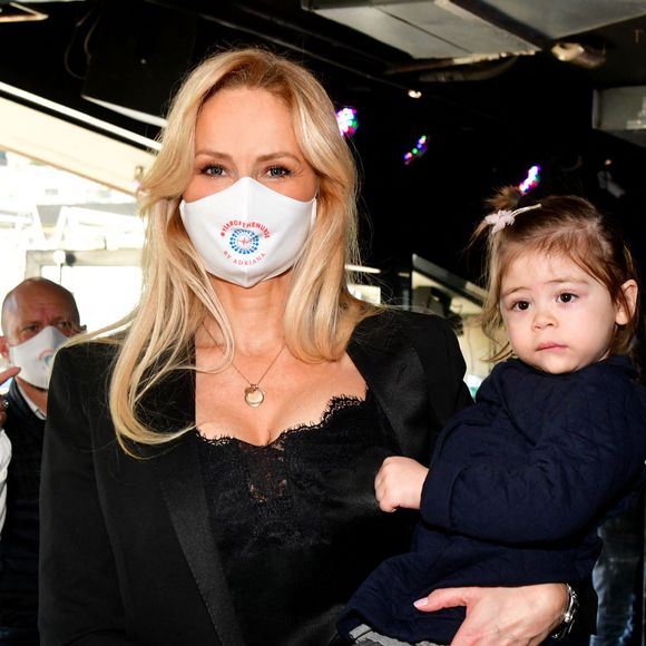 Exclusif - Adriana Karembeu Ohanian et sa fille Nina - Adriana Karembeu Ohanian, à l'occasion  de l'année internationale de l'infirmière et de la sage-femme, a fait un don de 2000 masques de protection "Year of Nurse by Adriana" aux infirmières de la Principauté de Monaco et des communes limitrophes, à la Brasserie de Monaco, le 3 décembre 2020. © Bruno Bebert / Bestimge