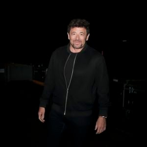 "La question se posait évidemment de retourner le lendemain directement à Los Angeles pour constater les dégâts, ou être là (avec les "Enfoirés", ndlr)", a-t-il expliqué. "Et puis, les Restos du cœur, c'est une institution pour moi depuis toujours. Je n'ai jamais raté un concert."

Exclusif - Patrick Bruel - Backstage - Enregistrement de l'émission "Ce soir on chante pour l'Unicef, pour chaque enfant" à La Seine Musicale, diffusée le 25 avril sur W9. Le 13 mars 2023. © G.Gaffiot-J.Tribeca / Bestimage
