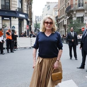 Catherine Deneuve -  Les célébrités au défilé AMI "Collection Homme Prêt-à-Porter Printemps/Eté 2026" lors de la Fashion Week de Paris, le 25 juin 2025
© Denis Guignebourg / Bestimage