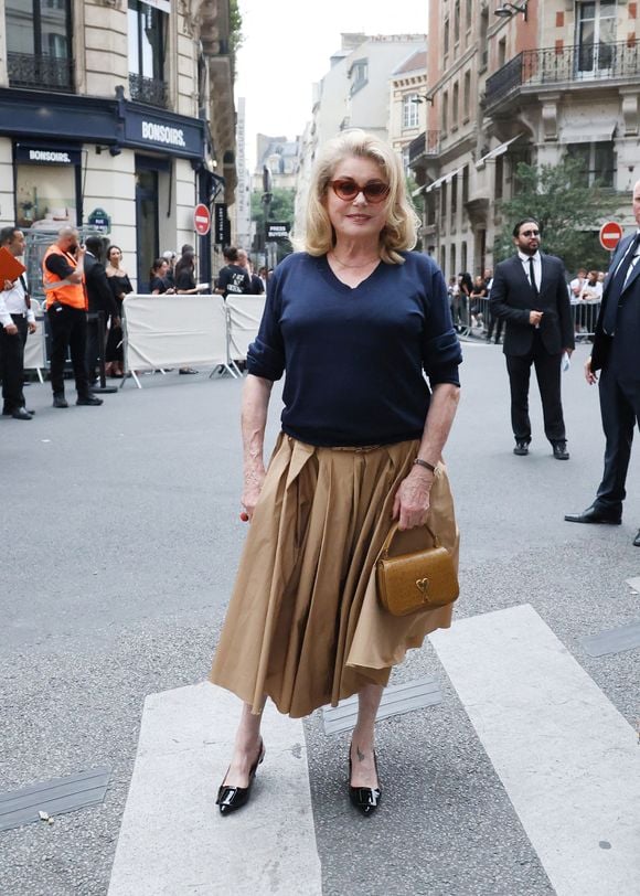 Catherine Deneuve -  Les célébrités au défilé AMI "Collection Homme Prêt-à-Porter Printemps/Eté 2026" lors de la Fashion Week de Paris, le 25 juin 2025
© Denis Guignebourg / Bestimage