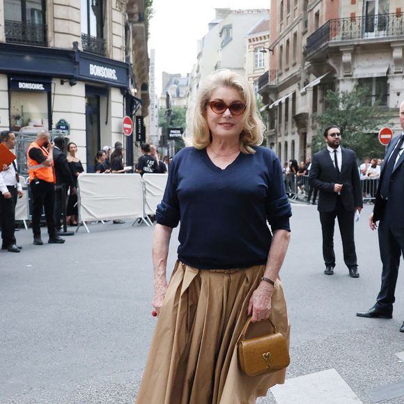 Catherine Deneuve -  Les célébrités au défilé AMI "Collection Homme Prêt-à-Porter Printemps/Eté 2026" lors de la Fashion Week de Paris, le 25 juin 2025
© Denis Guignebourg / Bestimage