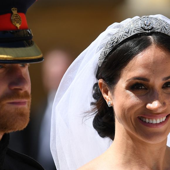 Le prince Harry, duc de Sussex, et Meghan Markle, duchesse de Sussex, en calèche à la sortie du château de Windsor après leur mariage le 19 mai 2018.
©Agence / Bestimage
