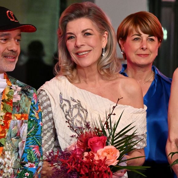 De son côté, la mère de Charlotte, d'Andrea, d'Alexandra et de Pierre portait une robe blanche ornée de strass 

La princesse Caroline de Hanovre durant la 69ème édition du Bal de la Rose dans la Salle des Étoiles du Sporting Monte-Carlo à Monaco, le 29 mars 2025.
© Bruno Bebert / Pool Monaco / Bestimage
