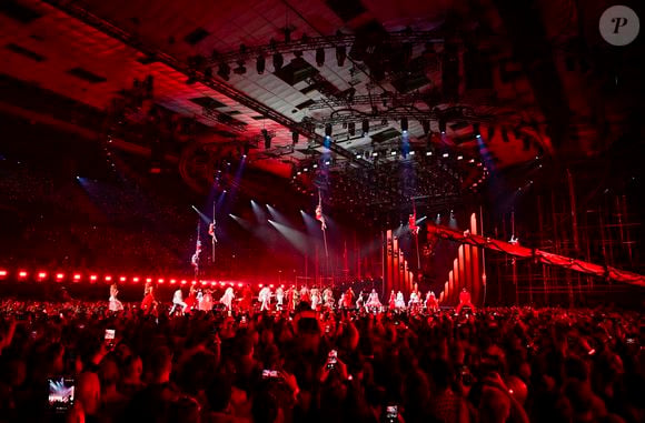 Derrière, la bataille reste beaucoup plus serrée. La Grèce, représentée par Akylas avec Ferto, est régulièrement annoncée deuxième, devant le Danemark et l’Australie. 

Concours de l'Eurovision 2026 à Vienne, Autriche, le 15 mai 2026. © Jessica Gow/TT/Bestimage