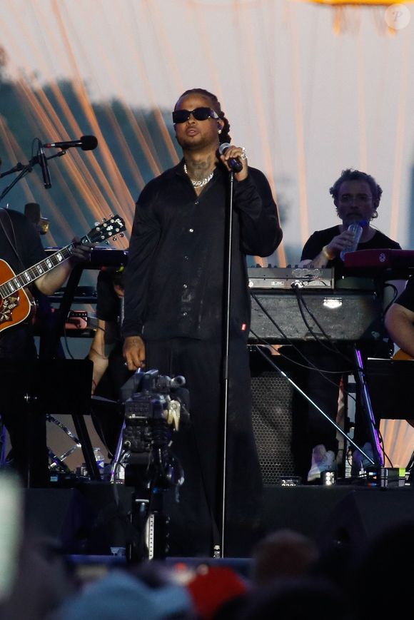 Kalash (Kévin Valleray) - Soirée du "Grand Concert de la fête de la musique" au Jardin des Tuileries, autour de la vasque olympique, présentée par D. Bürki et M. Bouhafsi et retransmis en direct sur France 2 à Paris le 21 juin 2025. © Marc Ausset-Lacroix - Jack Tribeca - Christophe Clovis / Bestimage