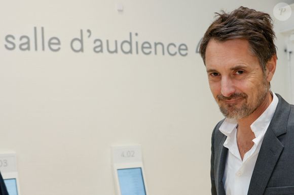 Exclusif - Vincent Cerutti lors d'une suspension d'audience de son procès pour atteinte sexuelle, pour avoir mordu, à deux reprises, les fesses de sa collaboratrice chez Chérie FM en 2015, Caroline Barel, au tribunal correctionnel de Paris, France, le 9 décembre 2025. © Julien Sarkissian/Bestimage