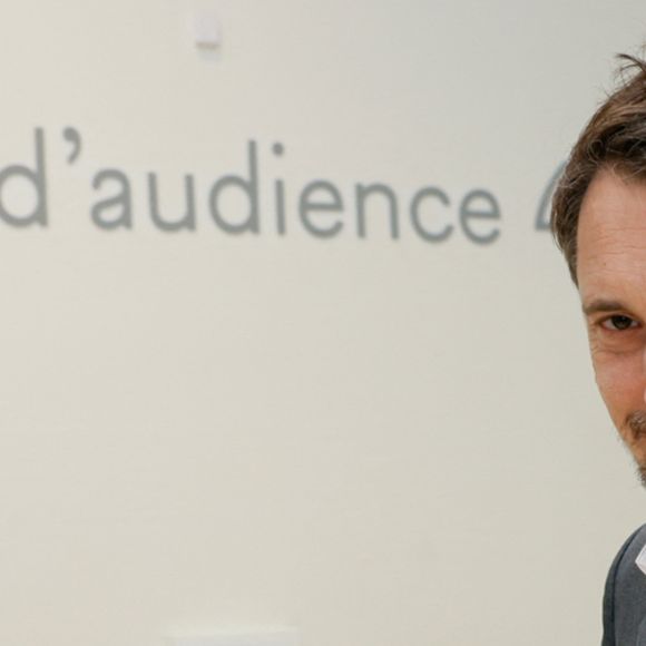 Exclusif - Vincent Cerutti lors d'une suspension d'audience de son procès pour atteinte sexuelle, pour avoir mordu, à deux reprises, les fesses de sa collaboratrice chez Chérie FM en 2015, Caroline Barel, au tribunal correctionnel de Paris, France, le 9 décembre 2025. © Julien Sarkissian/Bestimage