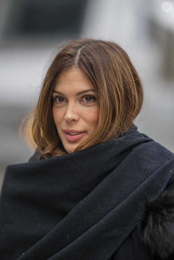 Bien emmitouflée et équipée de bottes de pluie, Iris Mittenaere a dévoilé des clichés de ce séjour dans un hôtel luxueux où elle profite de longues balades sur la plage...

Iris Mittenaere arrive à la Gare d'Austerlitz par l'Orient Express à Paris, le 14 décembre 2025. Photo par Eliot Blondet/Abaca