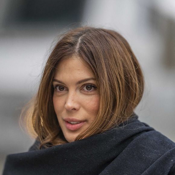 Bien emmitouflée et équipée de bottes de pluie, Iris Mittenaere a dévoilé des clichés de ce séjour dans un hôtel luxueux où elle profite de longues balades sur la plage...

Iris Mittenaere arrive à la Gare d'Austerlitz par l'Orient Express à Paris, le 14 décembre 2025. Photo par Eliot Blondet/Abaca