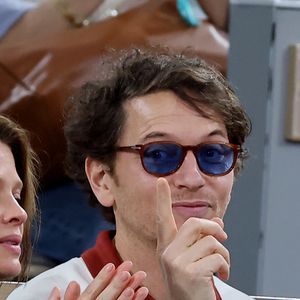 Le chanteur Raphaël dans les tribunes lors des Internationaux de France de Tennis de Roland Garros 2025, à Paris, France, le 4 juin 2025. © Jacovides-Moreau/Bestimage