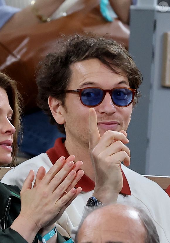 Le chanteur Raphaël dans les tribunes lors des Internationaux de France de Tennis de Roland Garros 2025, à Paris, France, le 4 juin 2025. © Jacovides-Moreau/Bestimage