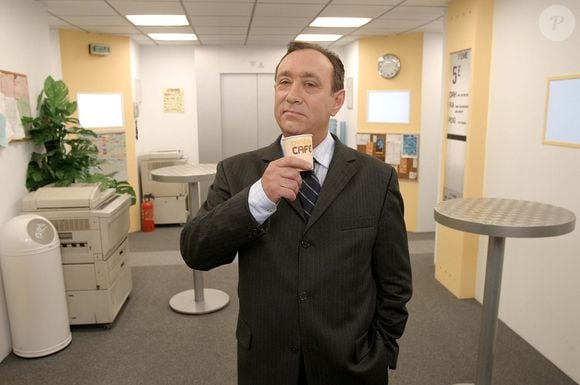 Il s'agit de Gérard Chaillou.

Gérard Chaillou dans "Caméra Café" en 2003.

Photo : JLPPA / Bestimage