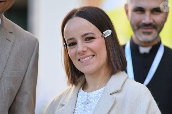 Elle a même été victime de grossophobie après s'être présentée dans une robe blanche très courte et évasée.

La chanteuse française Alizee est arrivée à la cathédrale Santa Maria Assunta dans le cadre du comité d'accueil du Pape François lors de sa visite d'un jour sur l'île française.  Photo by Franck Castel/ABACAPRESS.COM