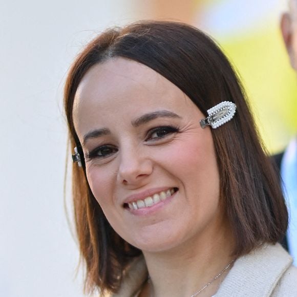 Elle a même été victime de grossophobie après s'être présentée dans une robe blanche très courte et évasée.

La chanteuse française Alizee est arrivée à la cathédrale Santa Maria Assunta dans le cadre du comité d'accueil du Pape François lors de sa visite d'un jour sur l'île française.  Photo by Franck Castel/ABACAPRESS.COM