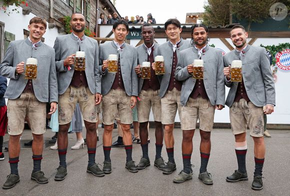 , FC Bayern Munich visite Oktoberfest 2025, de gauche à droite Tom Bischof Bayern Munich , Jonathan Tah FC Bayern Munich , Hiroki Ito FC Bayern Munich , Nicolas Jackson FC Bayern Munich , Min jae Kim Bayern Munich, Minjae Kim , Serge Gnabry FC Bayern Munich , Raphael Guerreiro FC Bayern Munich 

Photo : Imago/PsnewZ/Bestimage