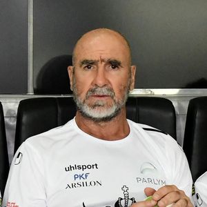 Eric Cantona lors de la rencontre qui mêle le football et le rugby au profit de l'association de P. Olmeta, à Nice, le 26 septembre 2022. 

Photo : Bruno Bebert / Bestimage