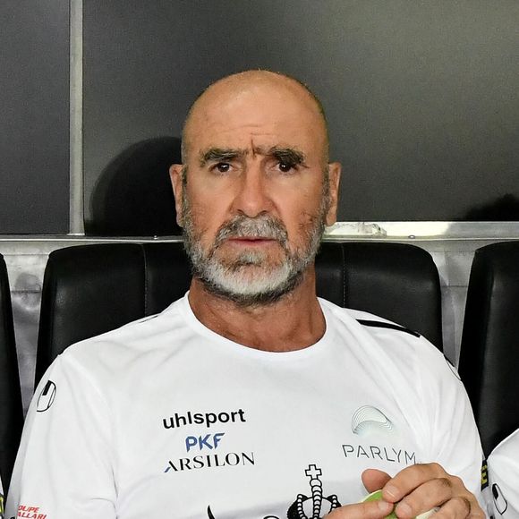 Eric Cantona lors de la rencontre qui mêle le football et le rugby au profit de l'association de P. Olmeta, à Nice, le 26 septembre 2022. 

Photo : Bruno Bebert / Bestimage