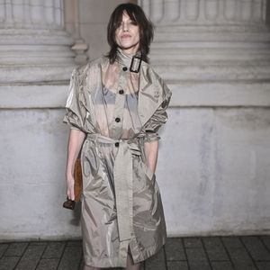 Puis de préciser qu'elle a opté pour ce rituel "selon les conseils d’un ami maquilleur japonais" : "Apparemment, c’est le secret de jeunesse des Japonaises". 

Charlotte Gainsbourg - Photocall du Défilé de mode Saint Laurent Collection Homme Printemps-Été 2026 dans le cadre de la Fashion Week de Paris, France, le 27 janvier 2026.
 
© Olivier Borde / Bestimage