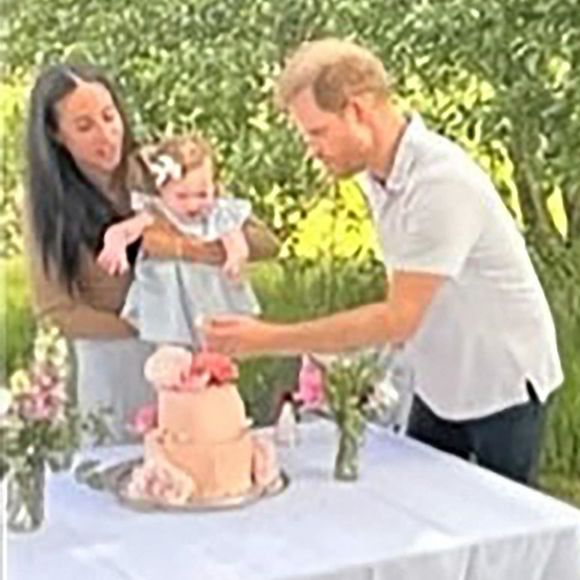 Fervente cuisinière dans la série Netflix "With Love, Meghan", Meghan Markle a une nouvelle fois expérimenté ses talents de cuisinière mais cette fois-ci avec sa fille Lilibet 

Le prince Harry, duc de Sussex et Meghan Markle, duchesse de Sussex, dévoilent des photos et des vidéos inédites de leur fils Archie dans "Harry & Meghan" (Netflix).