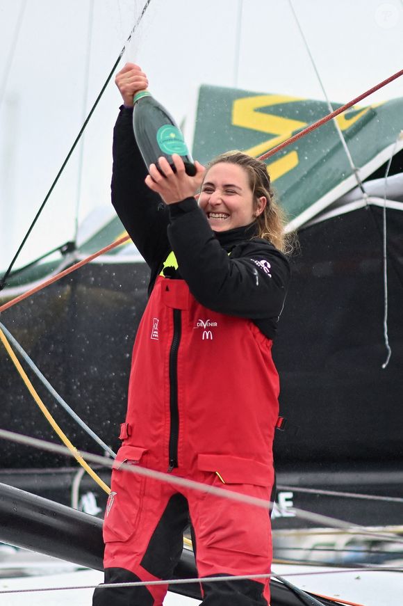 La skipper française Violette Dorange célèbre sur son monocoque Imoca Devenir sa 25ème place dans la 10ème édition du Vendée Globe, course à la voile en monocoque autour du monde, aux Sables-d'Olonne, dans l'ouest de la France, le 9 février 2025. Castel Franck/ABACA