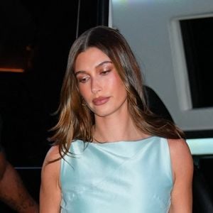 Avec le retour de la chaleur, les fashionistas recherchent activement la couleur phare pour sublimer leurs tenues estivales.

Hailey Bieber est éblouissante lors d'un dîner décontracté avec une amie au Zaffri Cafe à New York.

©Bestimage



Sur la photo : Hailey Bieber