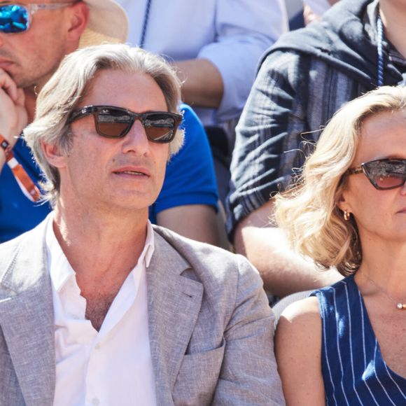 Laurent Solly (président de Facebook France) et sa femme Caroline Roux - Célébrités dans les tribunes des Internationaux de France de tennis de Roland Garros 2024 à Paris le 7 juin 2024.  © Jacovides-Moreau/Bestimage