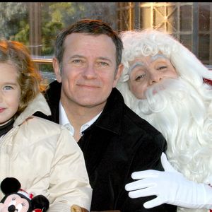 Bien qu'il soit souvent en tournage ou en répétition, Francis Huster a choisi de vivre au plus près de son aînée.
Francis Huster et sa fille Elisa pour célébrer le Noel d'Eurodisney a DisneyLand Paris .