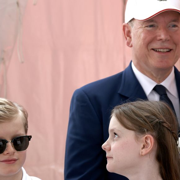 Les jumeaux Gabriella et Jacques n'étaient par contre pas de la partie. 

Le prince Albert II de Monaco, la princesse Charlène et le prince Jacques et la princesse Gabriella - Cérémonie d’ouverture de la 6ème édition des Rencontres des Sites Historiques Grimaldi de Monaco, et remise des Trophées aux Officiels le 14 juin 2025. LL. AA. SS. le Prince Albert II et la Princesse Charlène, accompagnés de S.A.S. le Prince héréditaire Jacques et S.A.S. la Princesse Gabriella, ont ouvert ce samedi 14 juin, à 10h00, la 6ème édition des Rencontres des Sites Historiques Grimaldi de Monaco, organisée par la Fédération éponyme.
Créé il y a dix ans, le réseau des fiefs comprend aujourd'hui plus de 80 collectivités territoriales dans l'association française et une trentaine dans l'association italienne.
Pour cette 6ème année, trois sites historiques de la Haute-Loire (Polignac, Lavoûte-sur-Loire, Saint-Pal-de-Chalencon), deux communes des Appennins (Bardi et Pompiano), Ollioules dans le Var, Villeneuve-Loubet dans les Alpes-Maritimes et Uzès dans le Gard ont été mis à l’honneur.
Après Son discours, le Souverain a remis les plaques souvenirs de cette édition aux huit maires invités, ainsi qu'aux services techniques de la commune de Monaco et aux éditions Glénat. 
L'éditeur J.Glénat a présenté, en avant-première, la nouvelle bande dessinée Monaco-l’Épopée des Grimaldi. Réalisé en collaboration avec les Archives du Palais princier, cet ouvrage est édité en français et en anglais. Ses auteurs, le scénariste A.Delalande et le dessinateur C.Fernandez, sont présents sur le village des Sites historiques, pour des séances de dédicace, jusqu'à demain dimanche de 11h00 à 13h00 et de 15h00 à 17h00.
La Famille princière a ensuite cheminé dans le Village pour un moment de partage, à la rencontre des exposants, venus nombreux honorer Sa présence. 
© Caudia Albuquerque / Bestimage