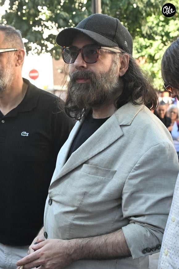 Quentin Dupieux a ainsi tenu à être présent pour lui rendre un dernier hommage. 

Quentin Dupieux - Obsèques de Vincent Belorgey alias "Kavinsky" en l'église Saint-Pierre-de-Montmartre le 12 août 2026.

© Christian Liewig / Bestimage