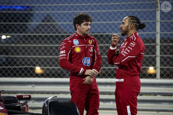 Lewis Hamilton et Charles Leclerc posent pour la photo officielle de l'équipe de Formule 1, sur le circuit Yas Marina à Abou Dabi, quelques jours avant le Grand Prix de F1, le 4 décembre 2025. © DPPI / PsnewZ / Bestimage